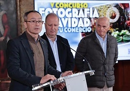 Presentación de la campaña para incentivar las compras en el comercio local en Navidad, este martes.