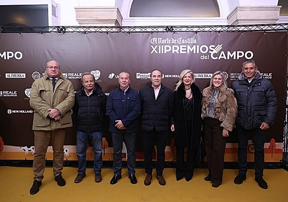 Lucio Fernández, de Empresa Agraria; Pepe Costilla, agricultor de Cabreros; Donaciano Dujo, presidente de Asaja CyL; Moncho Alonso, presidente de Asaja Valladolid; Irene Carvajal, concejala de Cultura del Ayuntamiento de Valladolid, y Estela Carro Moretón y Carlos Higuera Casado