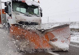 Imagen de archivo de una máquina quitanieves en una carretera de la provincia de Valladolid.