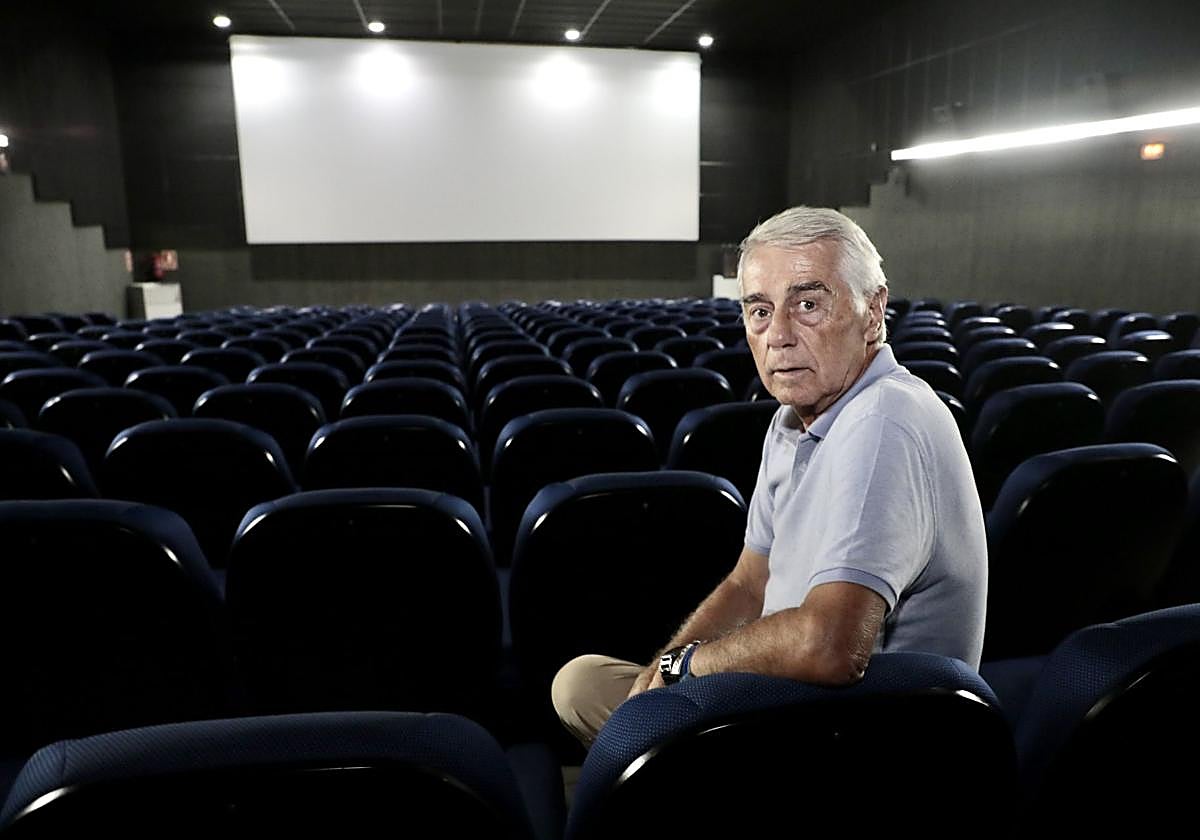 Paco Heras, en una de las salas de proyecciones de los Cines Broadway.
