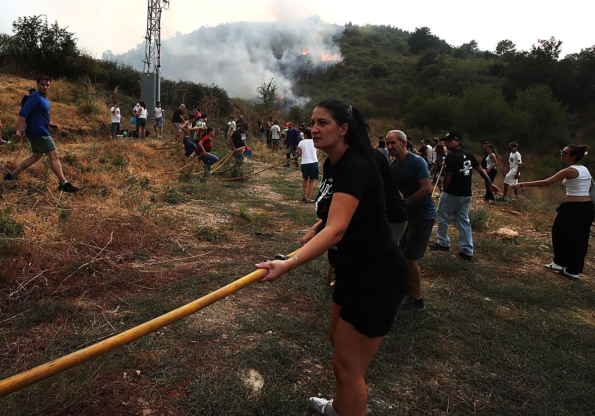 Los vecinos colaboran en sofocar uno de los incendios forstales declarados este verano en Castilla y León.