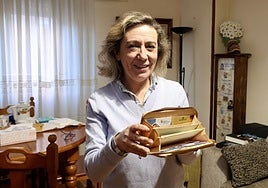 Concepción, Conchy, Sánchez Hernández muestra la cartera recuperada.