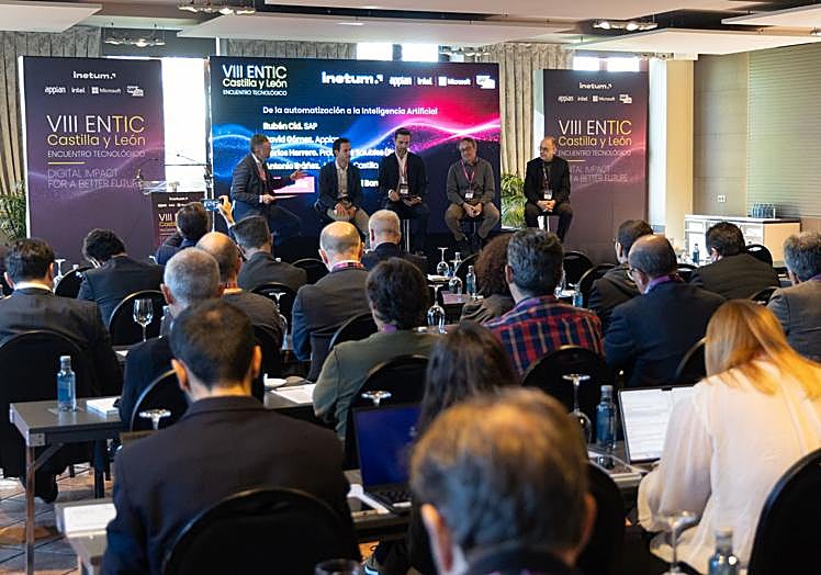 Un momento de la primera de las ponencias.