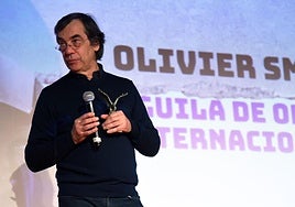 El director belga, con el Águila de Oro Internacional, se dirige al público.