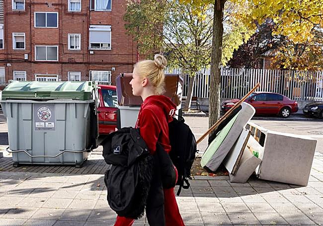 Colchones y la base de un sofá en la calle Cigüeña este miércoles.