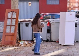 Una puerta y una nevera junto a unos contenedores en la calle Amor de Dios este miércoles.
