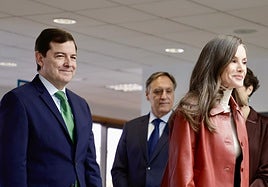Fernández Mañueco, ayer junto a la reina Letizia.