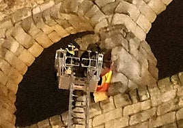 Así fue la colocación de la bandera en la Virgen del Acueducto de Segovia en la noche de este martes.