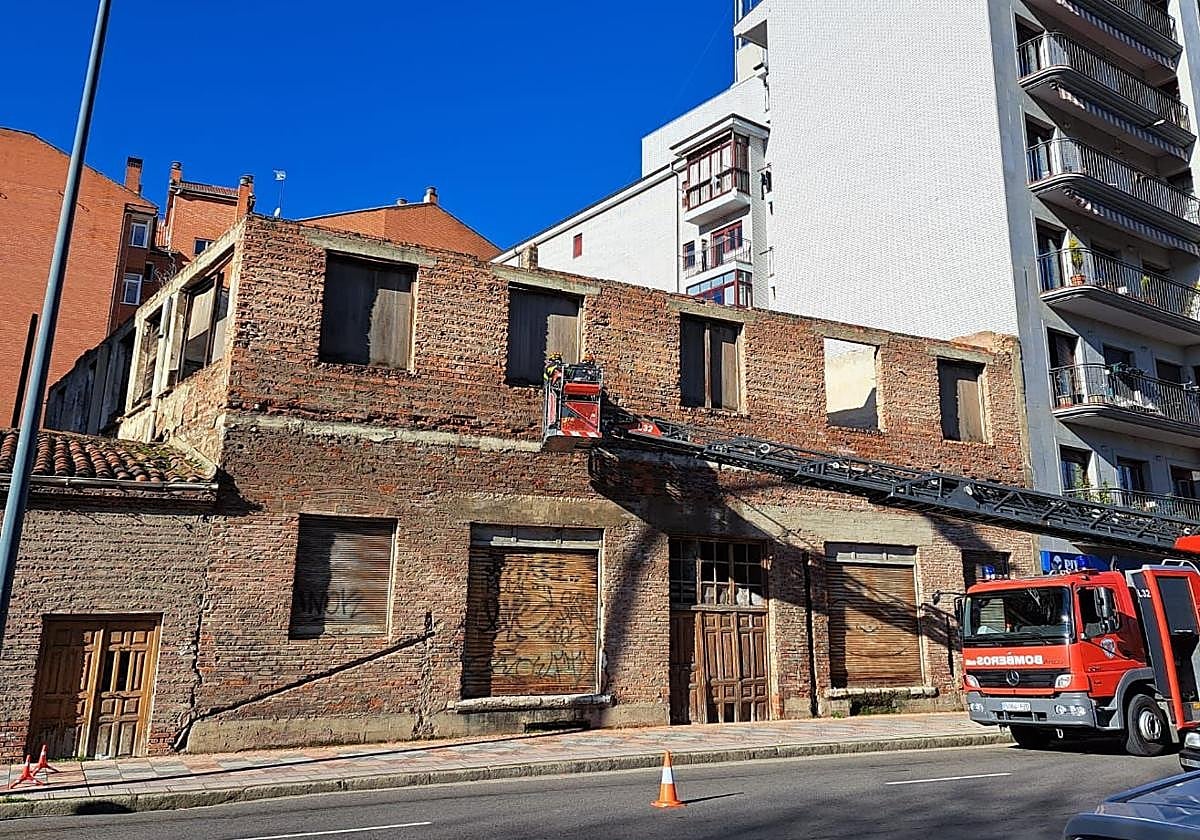 Los Bomberos, en una actuación en Bodegas Armando.