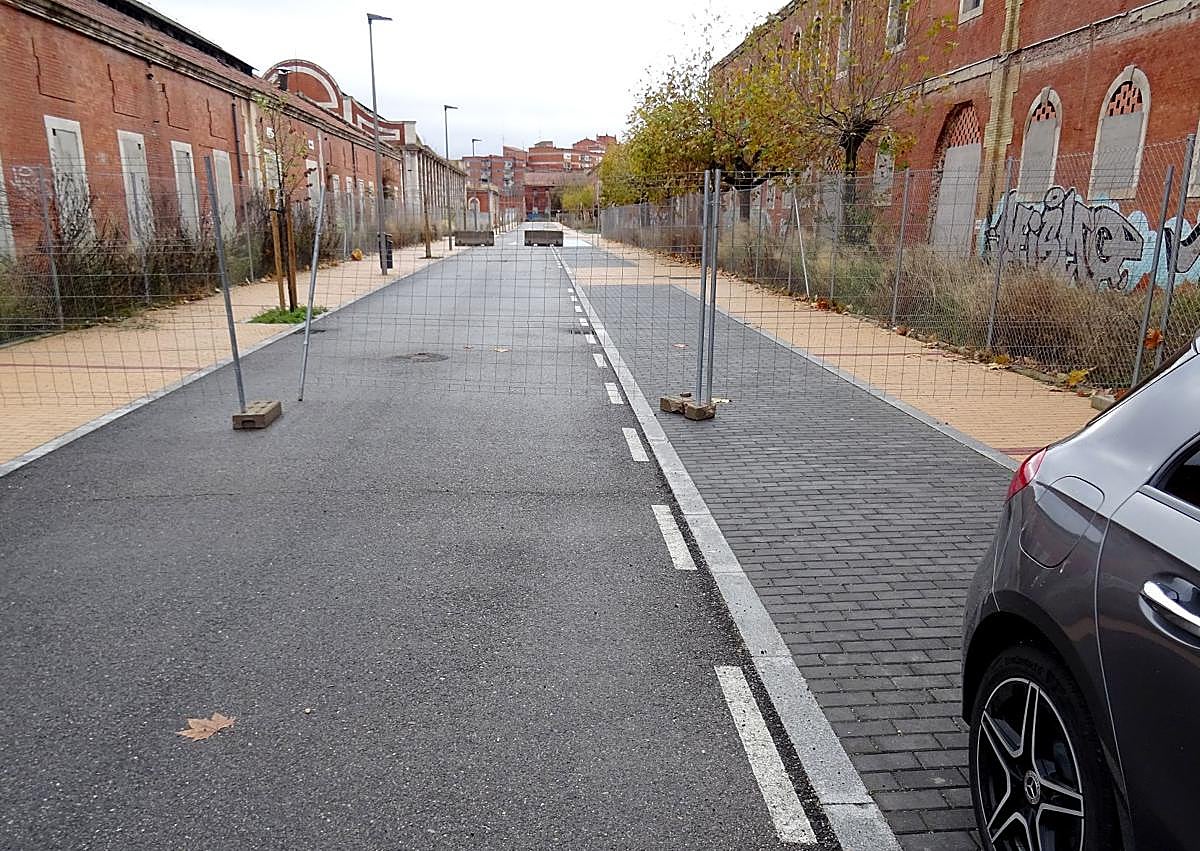 Imagen secundaria 1 - Arriba, vallas y bloques de hormigón en el acceso a la calle Francisco de Vitoria. Debajo, a la izquierda, cierre del tramo central de la calle Francisco Tenamaztle. A la derecha, cartel que anuncia la prohibición de aparcar delante de la Escuela Superior de Diseño.