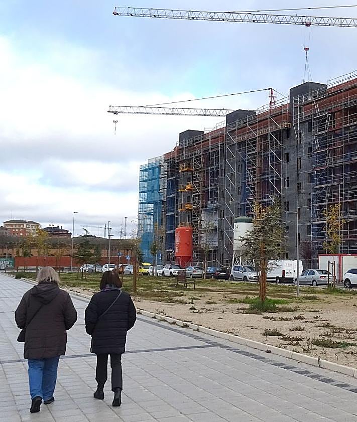 Imagen secundaria 2 - Arriba, construcción de la primera fase del residencial Suite Valladolid y anuncio de la venta del bloque de Inbisa. Debajo, a la izquierda, el primer edificio (Artillería 1) habitado del barrio. A la derecha, construcción del residencial Artillería 2.