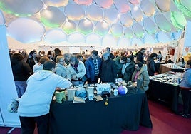 Público en los puestos del mercado navideño en la Cúpula del Milenio.