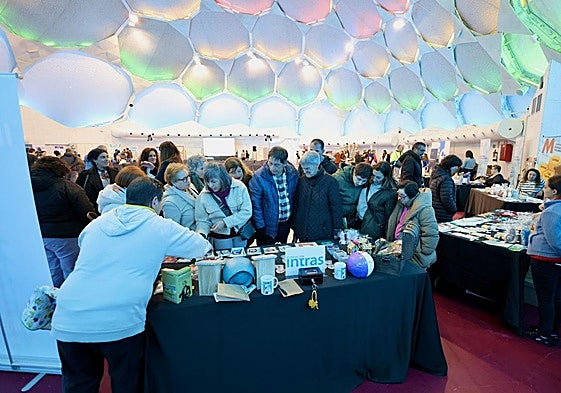 Público en los puestos del mercado navideño en la Cúpula del Milenio.