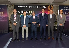 Juan Carlos Prieto, director Castilla y León Inetum; Antonio Ibáñez, director general de Telecomunicaciones y Administración Digital de la Junta; José Luis Sanz, consejero de Movilidad y Transformación Digital; Ion Ander Bordonaba, director general de Inetum España; Juan Carlos Fernández, director Nororeste Inetum y José Antonio Velasco, director Norte Inetum.