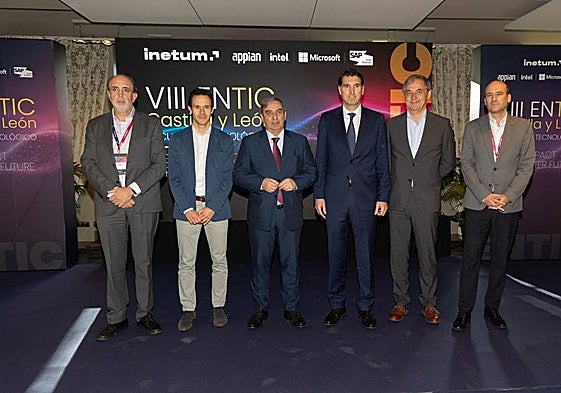 Juan Carlos Prieto, director Castilla y León Inetum; Antonio Ibáñez, director general de Telecomunicaciones y Administración Digital de la Junta; José Luis Sanz, consejero de Movilidad y Transformación Digital; Ion Ander Bordonaba, director general de Inetum España; Juan Carlos Fernández, director Nororeste Inetum y José Antonio Velasco, director Norte Inetum.