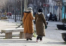 Dos mujeres caminan por una de las calles principales de El Espinar.