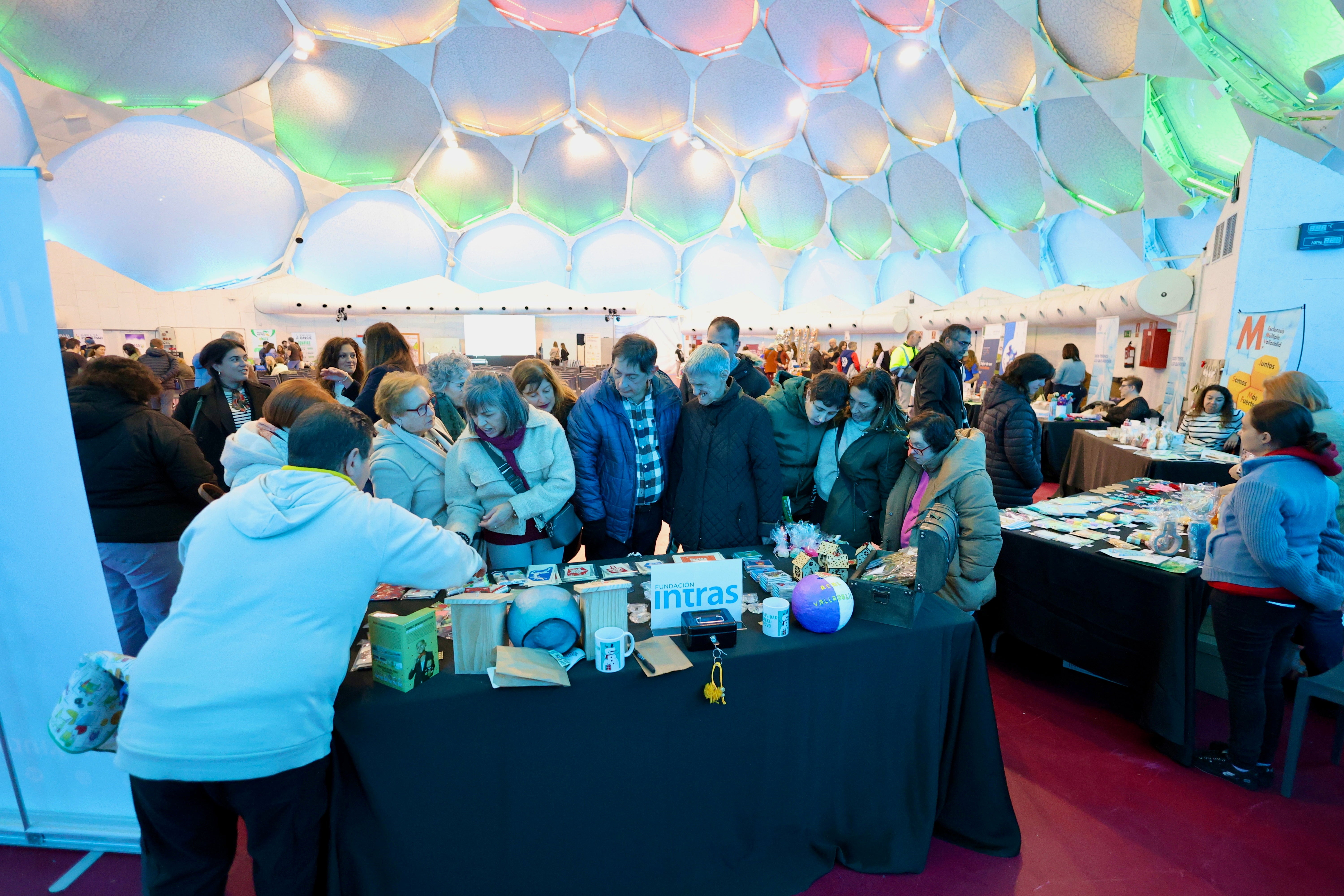 En imágenes el Mercadillo Navideño Solidario de la Cúpula del Milenio