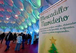 El mercado navideño dentro de la Cúpula del Milenio