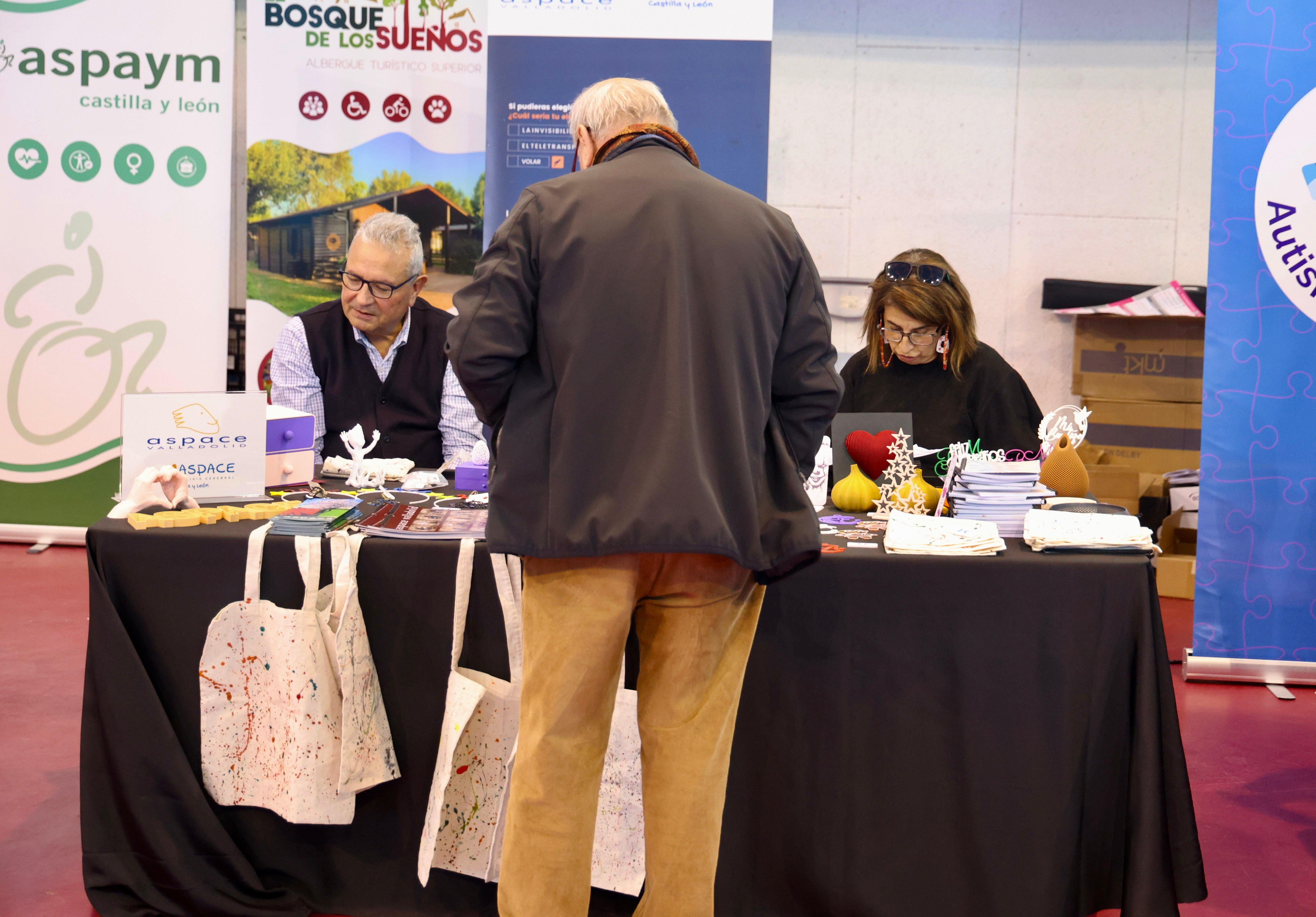 En imágenes el Mercadillo Navideño Solidario de la Cúpula del Milenio