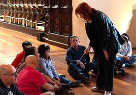 Imagen de visitantes en el Rincón Rojo.