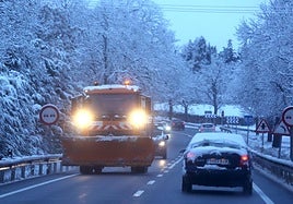 Una máquina quitanieves circula por la carretera CL-601 en las primeras horas de este miércoles.