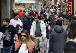 Multitud de personas pasean por la capital segoviana.