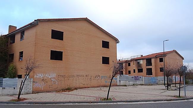 Imagen después - El residencial Rancho Grande, en 2010, antes de su abandono, y en la actualidad.