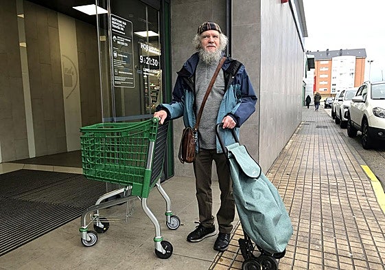 El vecino de Peñalba de Santiago, Nacho Morión, este miércoles, 3 de diciembre, a la entrada del supermercado donde iba a hacer la compra.
