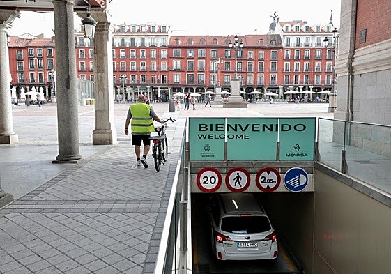 Entrada al aparcamiento, con la Plaza Mayor al fondo.