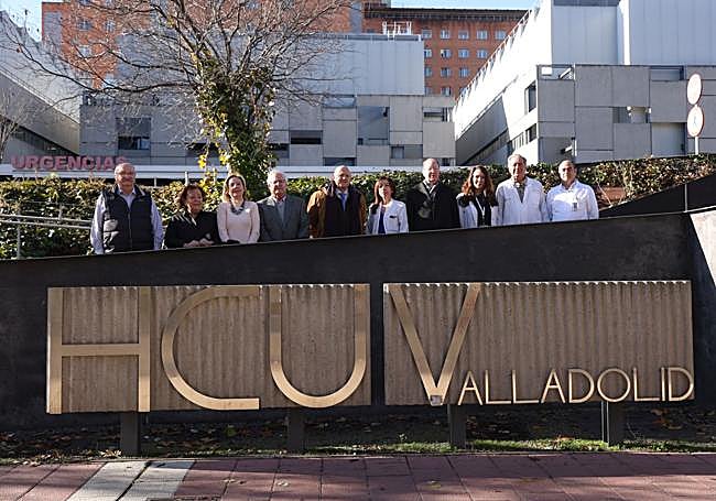 Profesionales del equipo que puso en marcha los trasplantes de riñón en el Clínico hace ahora 30 años, con responsables actuales del hospital.