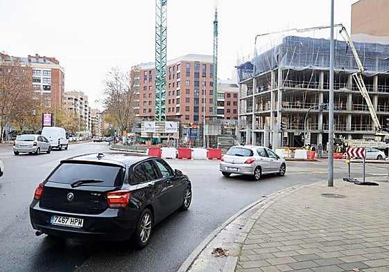 Los vehículos circulan en la intersección entre las calles Manuel Azaña y se encaminan a la Ciudad de la Habana.