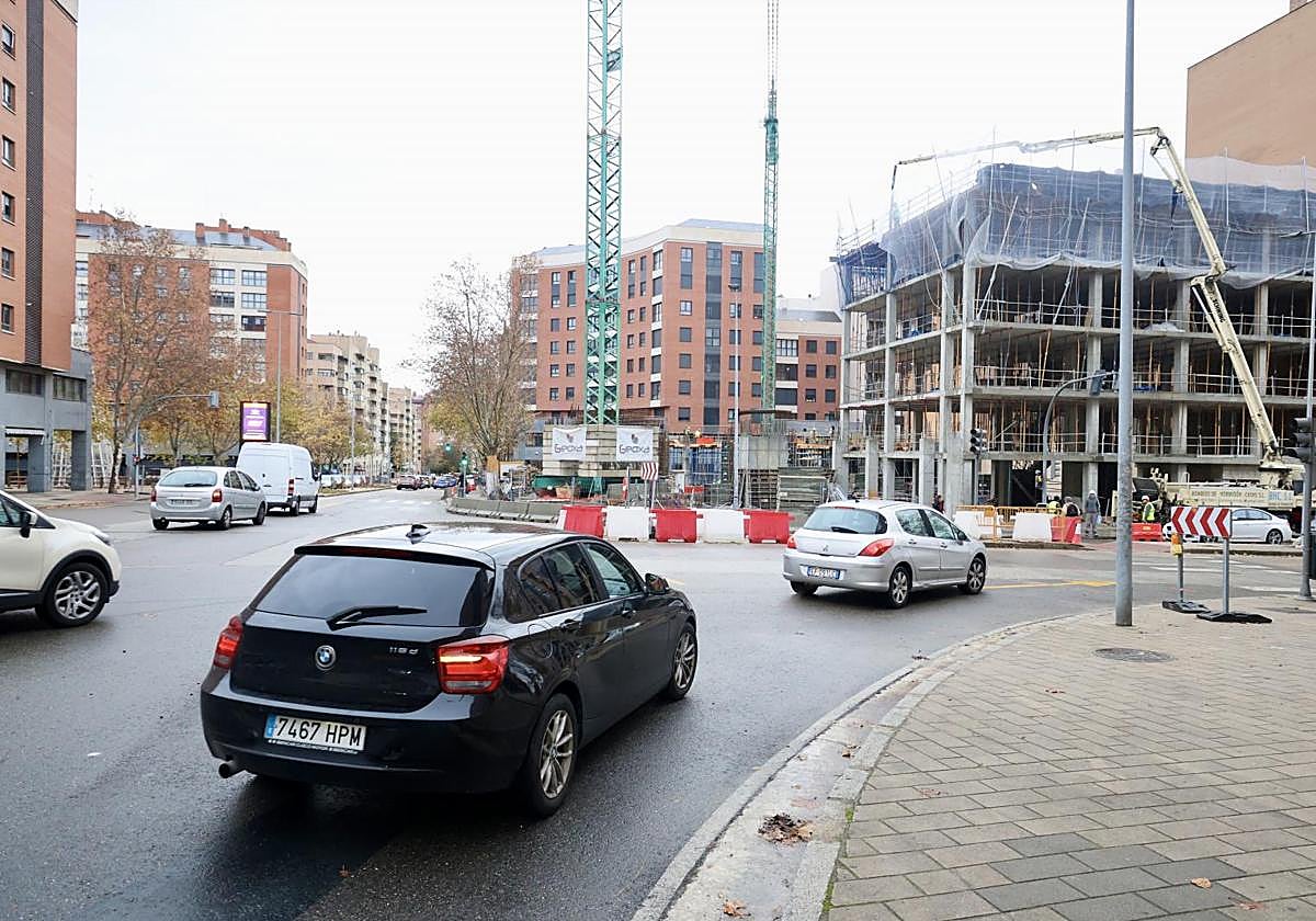 Los vehículos circulan en la intersección entre las calles Manuel Azaña y se encaminan a la Ciudad de la Habana.