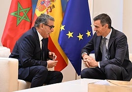 El presidente del Gobierno, Pedro Sánchez, y el primer ministro de Marruecos, Aziz Akhannouch, durante la reunión en el Palacio de la Moncloa.
