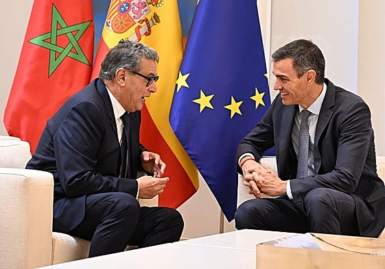 El presidente del Gobierno, Pedro Sánchez, y el primer ministro de Marruecos, Aziz Akhannouch, durante la reunión en el Palacio de la Moncloa.