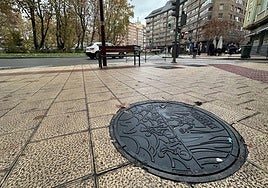 Una de las tapas de alcantarilla, en la plaza Circular de Valladolid.