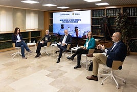 La periodista Andrea Díez moderó esta cita en la que participaron Julia González Calleja, superintendente jefa de la Policía Municipal, Alberto Cuadrado Toquero, concejal de Salud Pública y Seguridad Ciudadana del Ayuntamiento de Valladolid, Elvira Yáñez Abuja, presidenta de la Federación Provincial de Asociaciones de Vecinos y Consumidores 'Conde Ansúrez' e Iván Aguado Macías, secretario de la Asociación de Vecinos Los Santos.