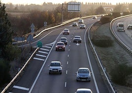 Tráfico en la A-62 a la altura de la localidad vallisoletana de Simancas durante un puente de la Constitución anterior.