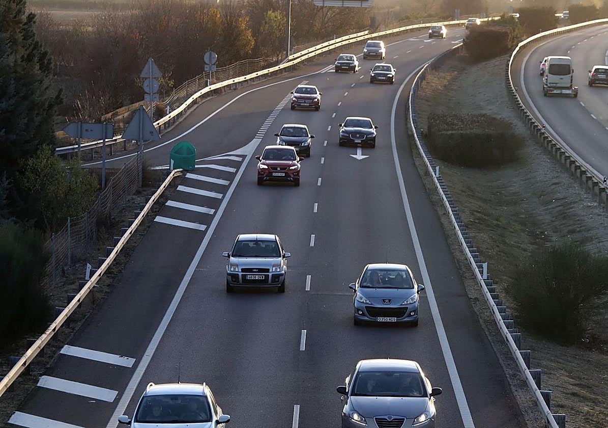 Tráfico en la A-62 a la altura de la localidad vallisoletana de Simancas durante un puente de la Constitución anterior.