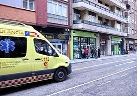 Familiares de la fallecida en el comercio donde ha tenido lugar el fallecimiento.