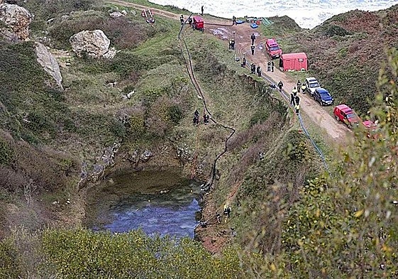 Labores de rastreo en la balsa de la bocamina de Berbes (Ribadesella).