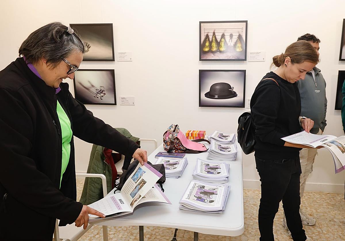 Los asistentes a la presentación observan el resultado final del calendario.