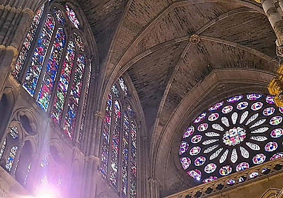 Rosetón y vidrieras de la Catedral de León vistas desde su interior.