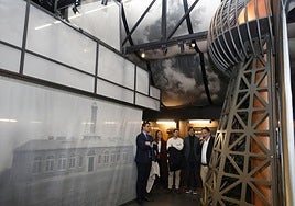 El asesor de la muestra, Sergi Romeu, explica su contenido en la inauguración, hoy en Palencia.