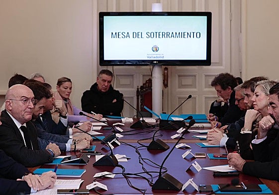 Jesús Julio Carnero, a la izquierda, durante la reunión.