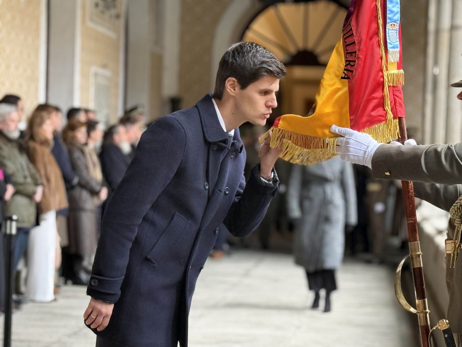 Decenas de ciudadanos juran bandera en la Academia de Artillería