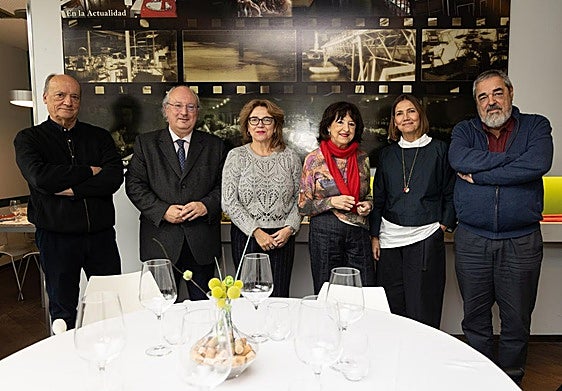 Los miembros del jurado: Gustavo Martín Garzo, escritor; Enrique Cabero, presidente del CES; Ana Murcia, profesora de la Universidad de Valladolid; Angélica Tanarro, escritora; Marta Mateo, jefa de Eventos y Desarrollo de Proyectos de El Norte, que actuó como secretaria, y Carlos Aganzo, director de la Fundación Vocento.