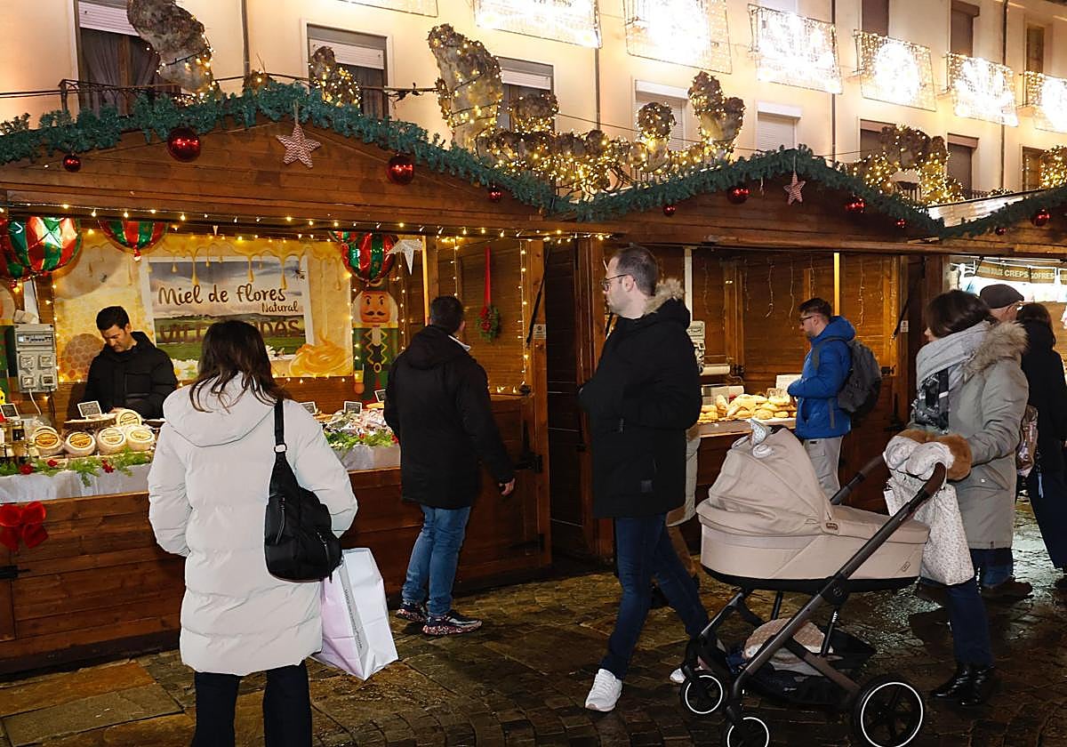 Primer día del mercado navideño en la Plaza Mayor.