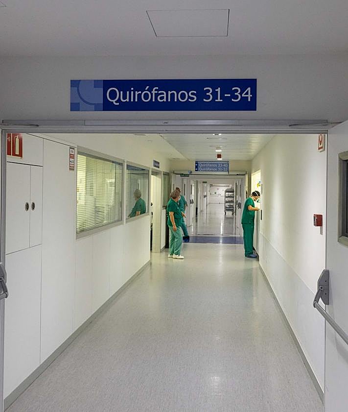 Imagen secundaria 2 - Trabajo en quirófano, manipulación previa al trasplante y zona quirúrgica del Clínico de Valladolid.