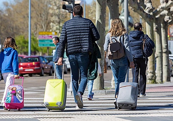 Imagen de archivo de viandantes con maletas por Valladolid.