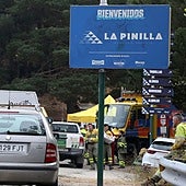 Servicios de emergencia, en los accesos a La Pinilla durante el incendio de hace unas semanas.
